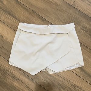 Forever 21 large white skorts